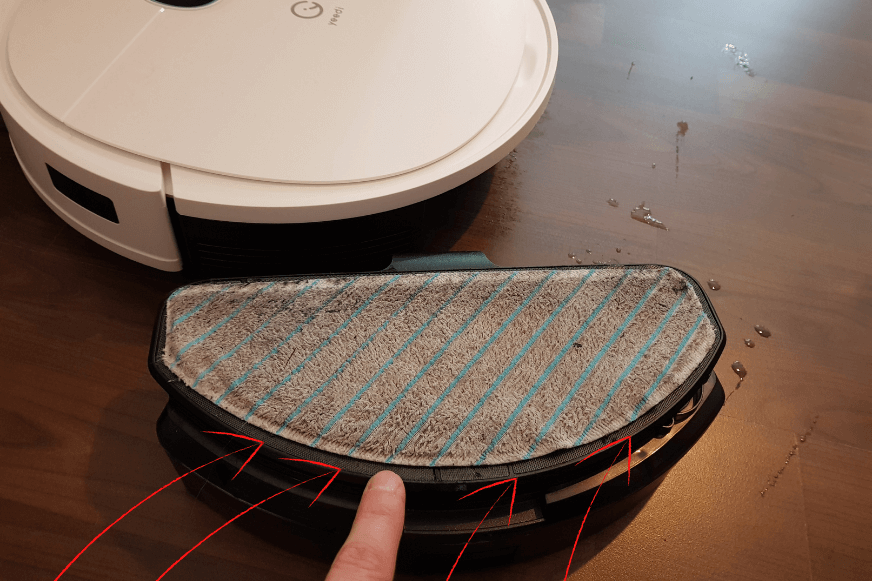 Das Wischtuch ist an der Wischplatte angebracht, wobei etwas Platz an den Rändern ausgespart wird